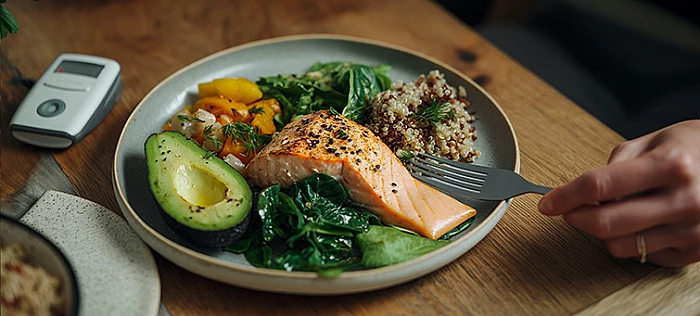Kiegyensúlyozott étrend lazaccal, avokádóval és zöldségekkel a vércukor egyensúly fenntartásáért