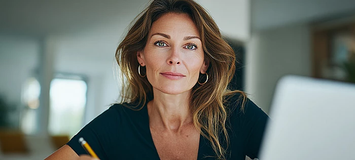 nő koncentrál munka közben menopauza idején, mentális fókusz és figyelem változása