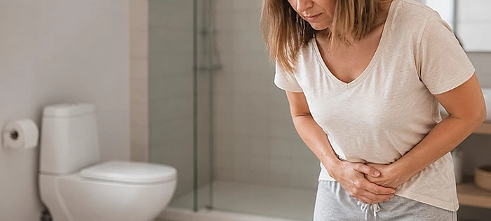 Nő a fürdőszoba felé tart: gyakori vizelési inger és húgyutak egyensúlya I Uronardi étrend-kiegészítő | Egyedülálló formula - aranyvesszővel a húgyutak egészségének megőrzéséért I Magas PAC tartalmú tőzegáfonya- (100 mg/2 kapszula), allicinre standardizált fokhagyma gumó-, és csalánlevél kivonatokkal kiegészítve I Lab118